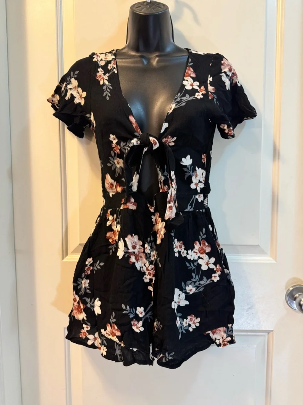 American Eagle Floral Tie-Front Cutout Romper Black Pink Flutter Sleeve Size M - Picture 6 of 9